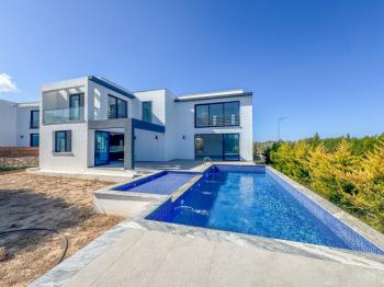 Kıbrıs Girne Ozanköy Bölgesinde Satılık 4 Yatak Odalı Villa