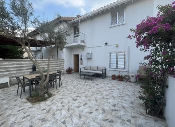 Lefkoşa Yenişehirde Ana Cadde Üstü İkiz Müstakil ( Ticari İzinli )