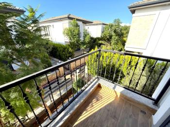 Didim Efeler Mahallesinde Site İçerisinde Satılık 3+1 Villa