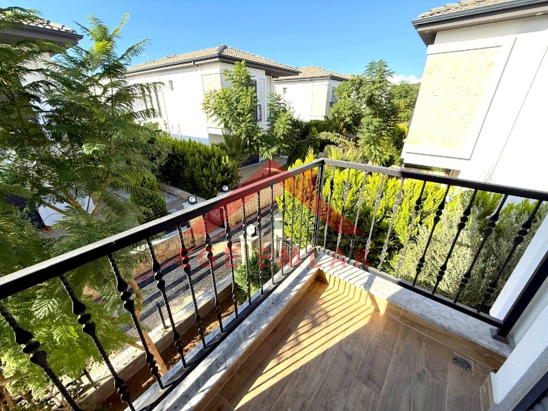 Didim Efeler Mahallesinde Site İçerisinde Satılık 3+1 Villa