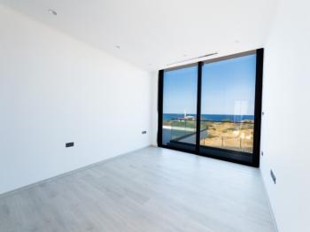 Kıbrıs Girne Çatalköy Bölgesinde Denize Sıfır 800 m2 Arsa İçerisinde 4+1 Lüks Türk Tapulu Villa