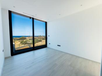 Kıbrıs Girne Çatalköy Bölgesinde Denize Sıfır 800 m2 Arsa İçerisinde 4+1 Lüks Türk Tapulu Villa