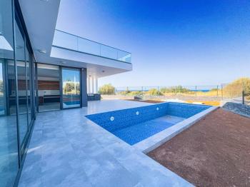 Kıbrıs Girne Çatalköy Bölgesinde Denize Sıfır 800 m2 Arsa İçerisinde 4+1 Lüks Türk Tapulu Villa