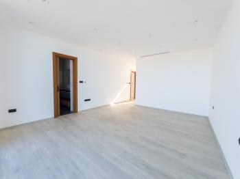 Kıbrıs Girne Çatalköy Bölgesinde Denize Sıfır 800 m2 Arsa İçerisinde 4+1 Lüks Türk Tapulu Villa