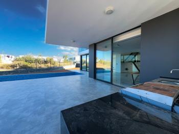 Kıbrıs Girne Çatalköy Bölgesinde Denize Sıfır 800 m2 Arsa İçerisinde 4+1 Lüks Türk Tapulu Villa