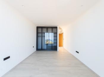 Kıbrıs Girne Çatalköy Bölgesinde Denize Sıfır 800 m2 Arsa İçerisinde 4+1 Lüks Türk Tapulu Villa