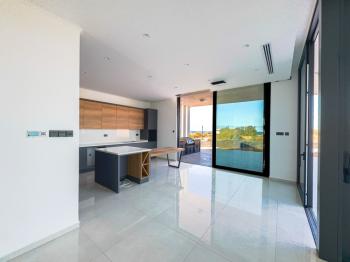 Kıbrıs Girne Çatalköy Bölgesinde Denize Sıfır 800 m2 Arsa İçerisinde 4+1 Lüks Türk Tapulu Villa