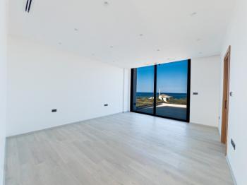 Kıbrıs Girne Çatalköy Bölgesinde Denize Sıfır 800 m2 Arsa İçerisinde 4+1 Lüks Türk Tapulu Villa