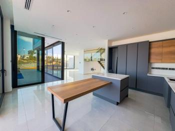 Kıbrıs Girne Çatalköy Bölgesinde Denize Sıfır 800 m2 Arsa İçerisinde 4+1 Lüks Türk Tapulu Villa