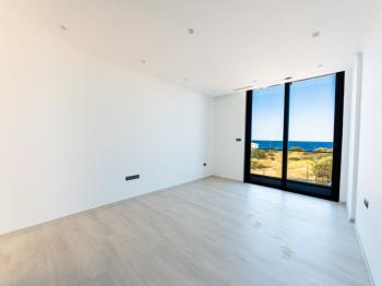 Kıbrıs Girne Çatalköy Bölgesinde Denize Sıfır 800 m2 Arsa İçerisinde 4+1 Lüks Türk Tapulu Villa