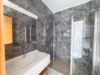 Kıbrıs Girne Çatalköy Bölgesinde Denize Sıfır 800 m2 Arsa İçerisinde 4+1 Lüks Türk Tapulu Villa