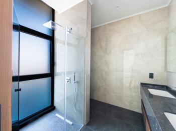 Kıbrıs Girne Çatalköy Bölgesinde Denize Sıfır 800 m2 Arsa İçerisinde 4+1 Lüks Türk Tapulu Villa