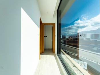Kıbrıs Girne Çatalköy Bölgesinde Denize Sıfır 800 m2 Arsa İçerisinde 4+1 Lüks Türk Tapulu Villa