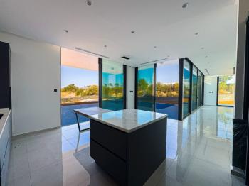 Kıbrıs Girne Çatalköy Bölgesinde Denize Sıfır 800 m2 Arsa İçerisinde 4+1 Lüks Türk Tapulu Villa