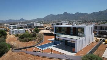 Kıbrıs Girne Çatalköy Bölgesinde Denize Sıfır 800 m2 Arsa İçerisinde 4+1 Lüks Türk Tapulu Villa