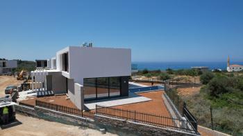 Kıbrıs Girne Çatalköy Bölgesinde Denize Sıfır 800 m2 Arsa İçerisinde 4+1 Lüks Türk Tapulu Villa