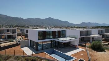 Kıbrıs Girne Çatalköy Bölgesinde Denize Sıfır 800 m2 Arsa İçerisinde 4+1 Lüks Türk Tapulu Villa