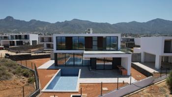 Kıbrıs Girne Çatalköy Bölgesinde Denize Sıfır 800 m2 Arsa İçerisinde 4+1 Lüks Türk Tapulu Villa