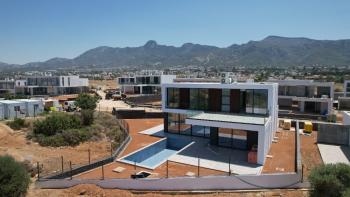 Kıbrıs Girne Çatalköy Bölgesinde Denize Sıfır 800 m2 Arsa İçerisinde 4+1 Lüks Türk Tapulu Villa