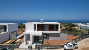 Kıbrıs Girne Çatalköy Bölgesinde Denize Sıfır 800 m2 Arsa İçerisinde 4+1 Lüks Türk Tapulu Villa