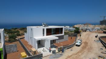 Kıbrıs Girne Çatalköy Bölgesinde Denize Sıfır 800 m2 Arsa İçerisinde 4+1 Lüks Türk Tapulu Villa
