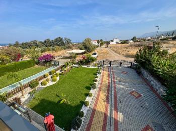 KKTC Girne Lapta Bölgesinde Satılık Eşyalı 3+1 Villa