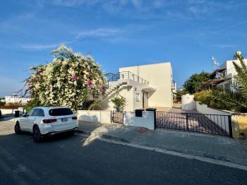 KKTC Girne Esentepe Bölgesinde Full Eşyalı Satılık Havuzlu 3+1 Villa