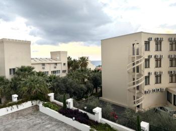 Kıbrıs Girne Karakum Akacan Cruise Sitesinde Satılık Havuz Manzaralı 2+1 Daire