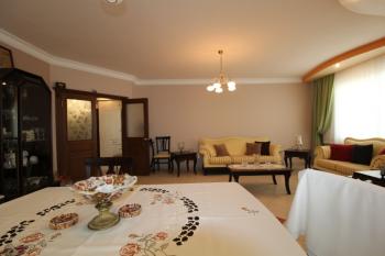 ASLAN'DAN MERKEZİ KONUMDA 4 CEPHELİ, 280 M2, ORJİNAL 4+1 DAİRE