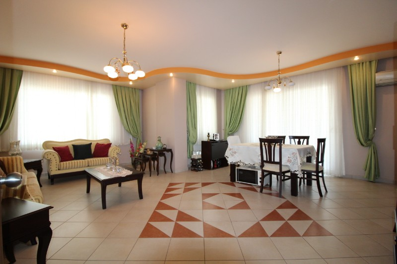 ASLAN'DAN MERKEZİ KONUMDA 4 CEPHELİ, 280 M2, ORJİNAL 4+1 DAİRE