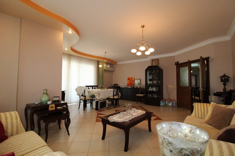 ASLAN'DAN MERKEZİ KONUMDA 4 CEPHELİ, 280 M2, ORJİNAL 4+1 DAİRE