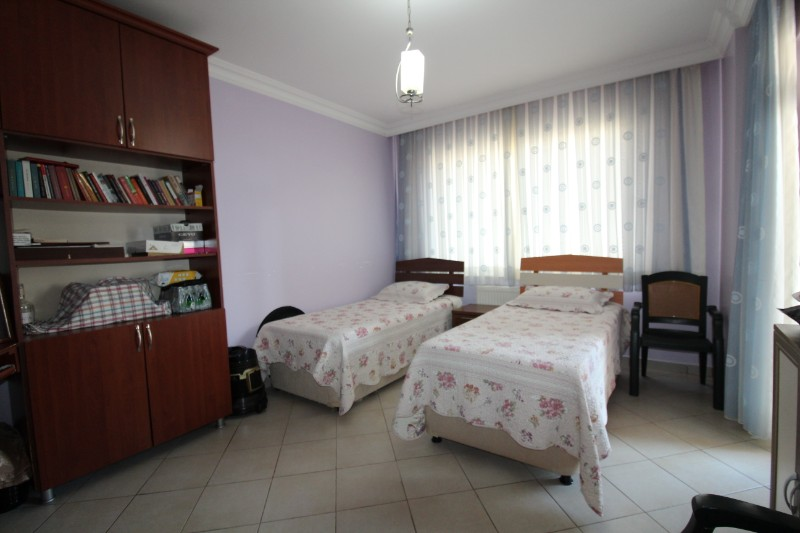 ASLAN'DAN MERKEZİ KONUMDA 4 CEPHELİ, 280 M2, ORJİNAL 4+1 DAİRE