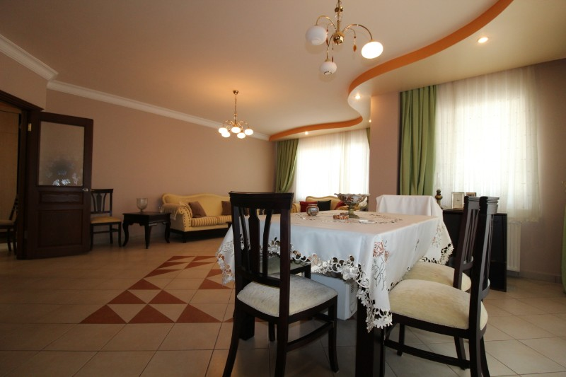 ASLAN'DAN MERKEZİ KONUMDA 4 CEPHELİ, 280 M2, ORJİNAL 4+1 DAİRE