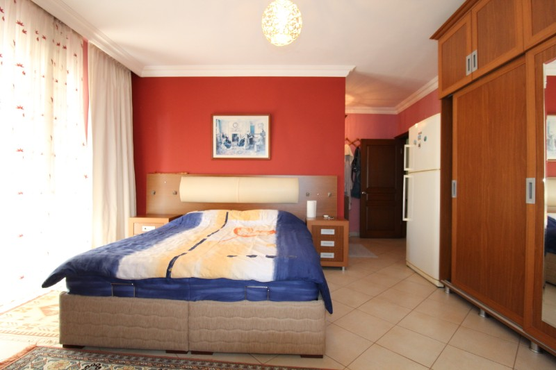 ASLAN'DAN MERKEZİ KONUMDA 4 CEPHELİ, 280 M2, ORJİNAL 4+1 DAİRE