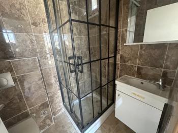 KARTAL PETROLİŞ’TE SIFIR, LÜKS 3+1 – EBEVEYN BANYOLU, KAPALI OTOPARKLI, HAVUZLU SİTEDE