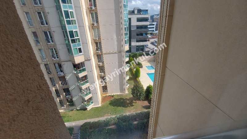 FİNANS MERKEZİNE YAKIN GÜVENLİKLİ SİTEDE ARA KAT 