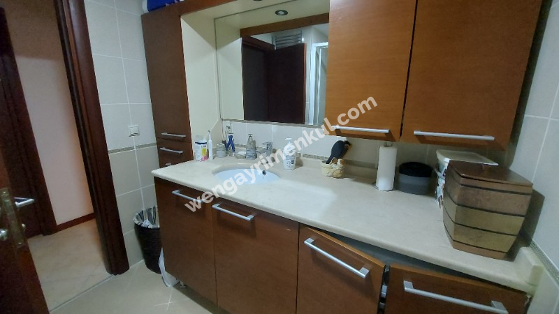 FİNANS MERKEZİNE YAKIN GÜVENLİKLİ SİTEDE ARA KAT 