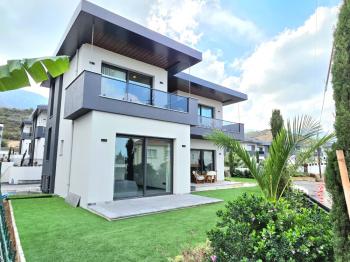 KKTC Girne Alsancak'ta Milli Park Üstü Site İçerisinde Taşınmaya Hazır Satılık 4+1 Lüks Villalar