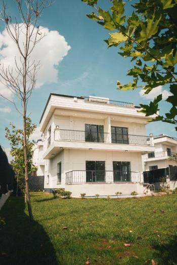 BEYLİKDÜZÜ GÜRPINAR DA 6+2 SATILIK HAVUZLU VİLLA