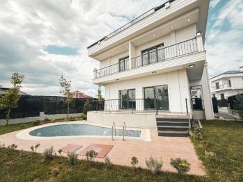 BEYLİKDÜZÜ GÜRPINAR DA 6+2 SATILIK HAVUZLU VİLLA