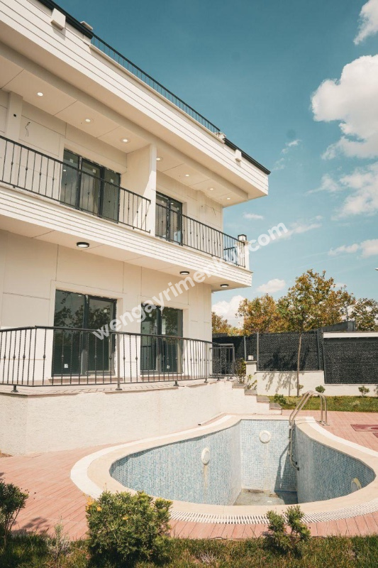 BEYLİKDÜZÜ GÜRPINAR DA 6+2 SATILIK HAVUZLU VİLLA