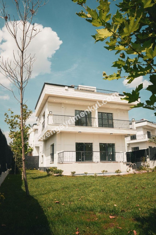 BEYLİKDÜZÜ GÜRPINAR DA 6+2 SATILIK HAVUZLU VİLLA