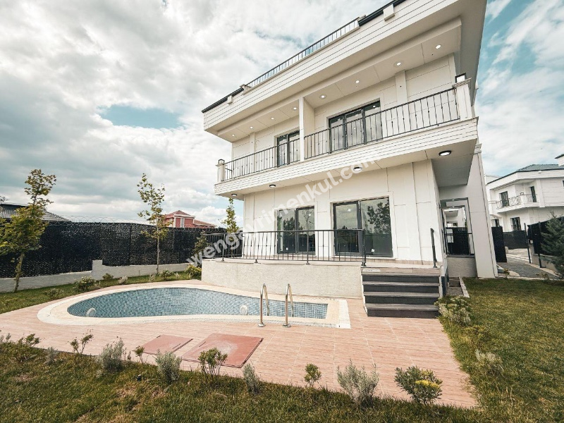 BEYLİKDÜZÜ GÜRPINAR DA 6+2 SATILIK HAVUZLU VİLLA