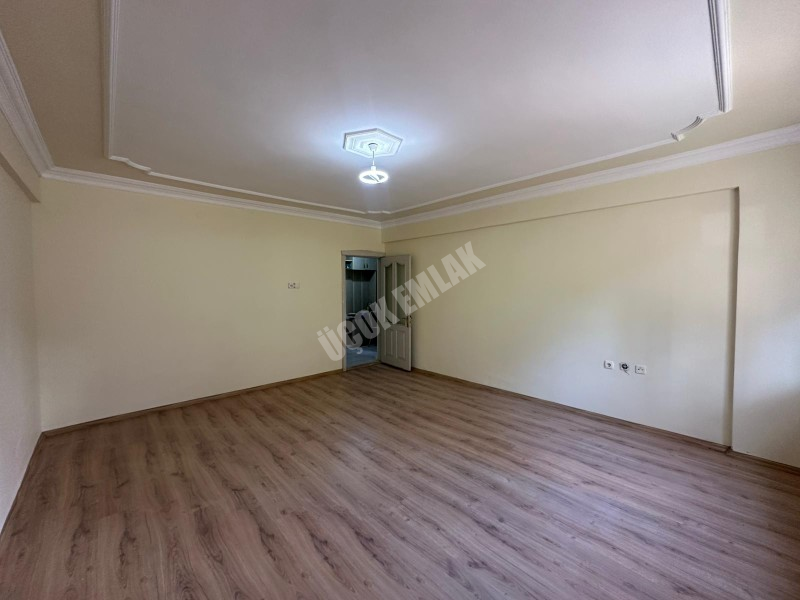 AFYON ÜÇOK EMLAKTAN İSTİKLAL MAH SATILIK 3+1 TEMİZ BAKIMLI DAİRE