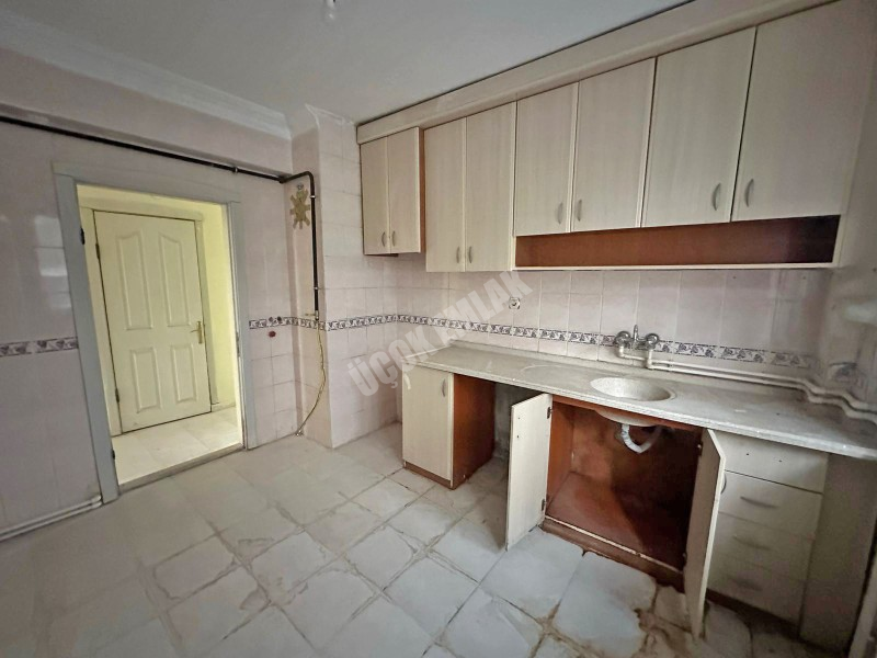 AFYON ÜÇOK EMLAKTAN İSTİKLAL MAH SATILIK 3+1 TEMİZ BAKIMLI DAİRE