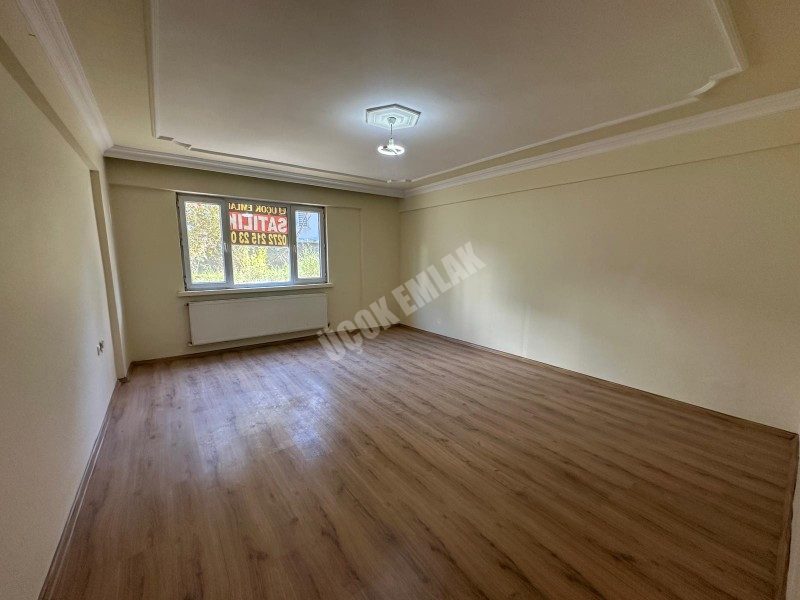 AFYON ÜÇOK EMLAKTAN İSTİKLAL MAH SATILIK 3+1 TEMİZ BAKIMLI DAİRE