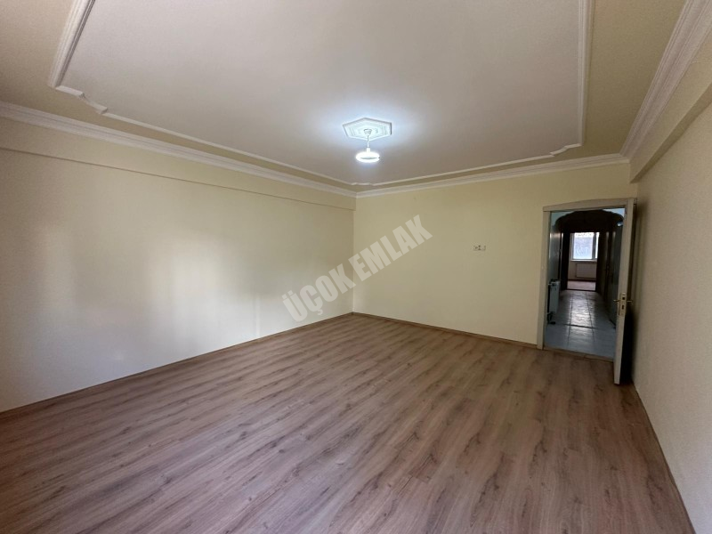 AFYON ÜÇOK EMLAKTAN İSTİKLAL MAH SATILIK 3+1 TEMİZ BAKIMLI DAİRE