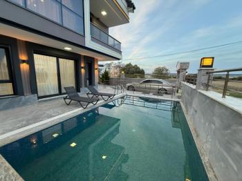  DİDİM CUMHURİYET MAHALLESİNDE  KÖŞEBAŞI KONUMDA ULTRA LÜKS 5+1 MÜSTAKİL HAVUZLU OTOPARKLI VİLLA