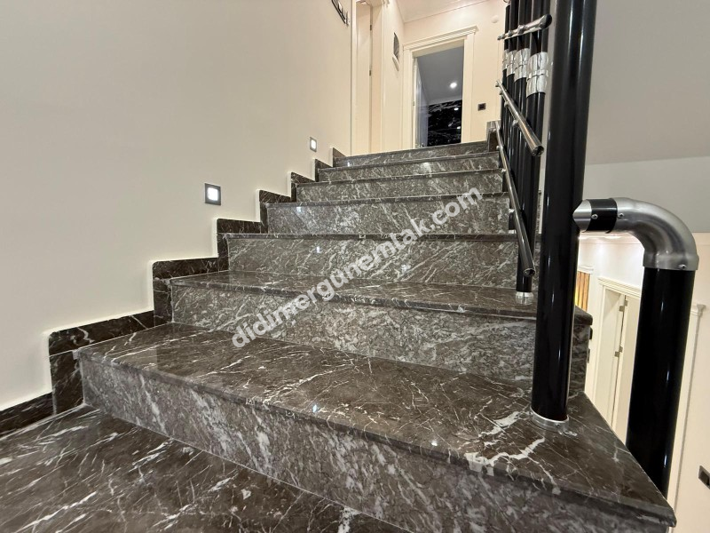  DİDİM CUMHURİYET MAHALLESİNDE  KÖŞEBAŞI KONUMDA ULTRA LÜKS 5+1 MÜSTAKİL HAVUZLU OTOPARKLI VİLLA