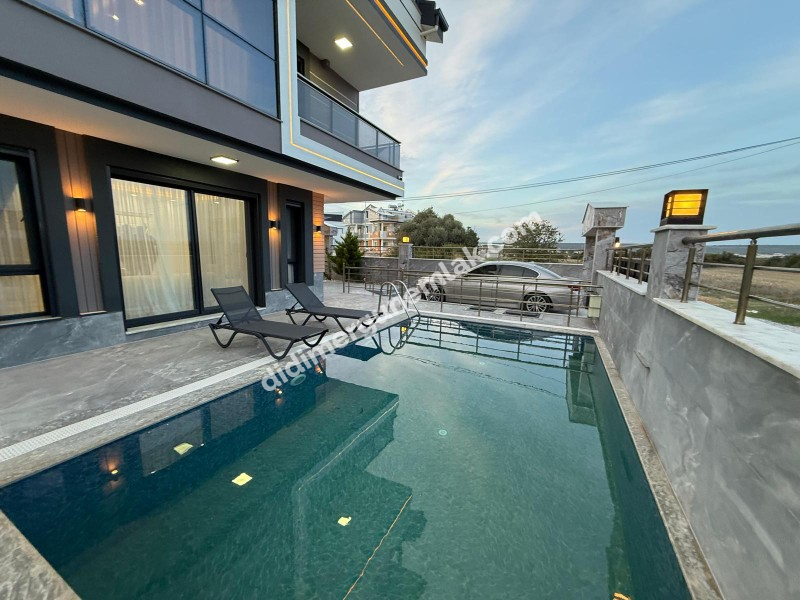  DİDİM CUMHURİYET MAHALLESİNDE  KÖŞEBAŞI KONUMDA ULTRA LÜKS 5+1 MÜSTAKİL HAVUZLU OTOPARKLI VİLLA